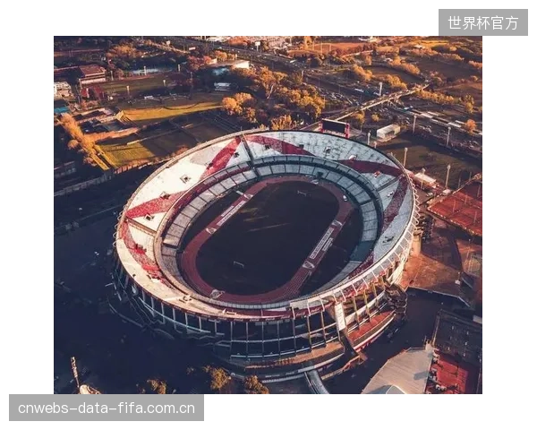 若阿根廷在SoFi体育场进行淘汰赛，球队需适应这座现代化球场独特的比赛氛围和环境。