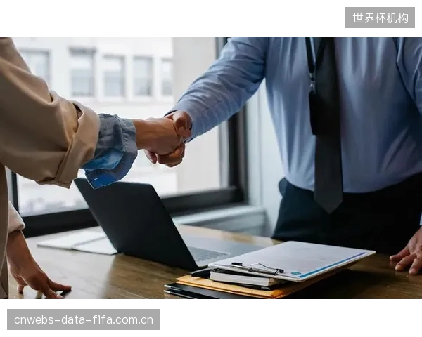 قلعه‌نویی需利用身体优势压制对手，塔雷米的支点作用是赢得直接对话的保障。